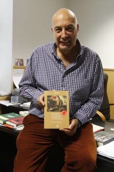 Alberto Valín amosa o seu libro 'Masonería y revolución. Del mito literario a la realidad histórica'. (Foto: XESÚS FARIÑAS)