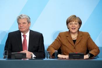El pastor luterano Joachim Gauck junto a la canciller alemana, Angela Merkel. (Foto: R. SCHLESINGER)