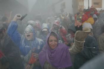Un grupo de participantes embadurnados de harina. (Foto: José Paz)