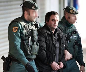 Agentes de la Guardia Civil trasladan a Iñaki Igerategi, uno de los dos presuntos miembros de ETA arrestados hoy (Foto: EFE)