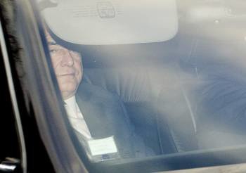 El ex director gerente del Fondo Monetario Internacional Dominique Strauss-Kahn llega para declarar bajo arresto por su presunta implicación en una red de prostitución (Foto: EFE)