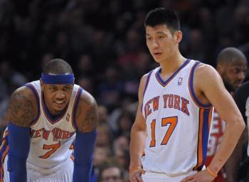 Jeremy Lin (d) de los New York Knicks conversa con su compañero Carmelo Anthony  (Foto: EFE)
