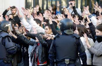  Las carreras e intervenciones policiales entre estudiantes y agentes antidisturbios se suceden en la plaza del Ayuntamiento de Valencia (Foto: EFE)