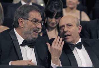 El ministro de Educación, Cultura y Deporte, José Ignacio Wert (d), y el presidente de la Academia de Cine, Enrique González Macho, durante la Gala de los Premios Goya.EFE/ BALLESTEROS