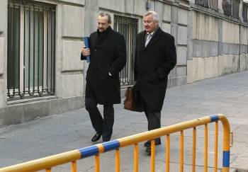 Dorribo y su abogado, a su llegada a la sede del Tribunal Supremo. (Foto: PACO CAMPOS)