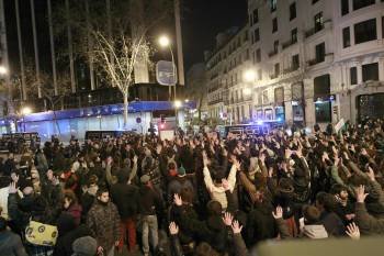 Grupos de personas, ayer ante en la sede del PP en Madrid.  (Foto: A. MARTÍN)