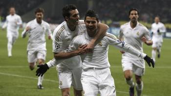 El portugués Cristiano Ronaldo celebra con Arbeloa el gol del Real Madrid en Moscú. (Foto: S. ILNITSKY)