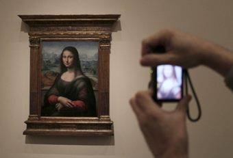 Un visitante fotografía el cuadro en el Museo del Prado. (Foto: Paco Campos.)