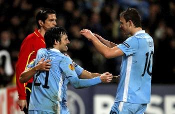David Silva del Manchester City (i) celebra con su compañero Edin Dzeko (d) tras marca el segundo gol al Oporto durante el partido de Liga Europa disputado en el estadio Etihad de Manchester, Inglaterra (Foto: EFE)