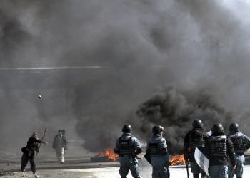 Varios afganos se enfrentan a la policía antidisturbios durante una manifestación convocada en protesta con la quema de un Corán por parte de soldados estadounidenses.