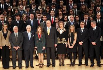 Los Reyes posan con los nuevos jueces en Barcelona (Foto: TONI ALBIR)