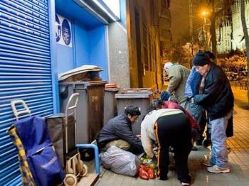Un grupo de personas busca alimentos en un contenedor de basura. (Foto: ARCHIVO)