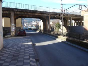 Puente sobre la vía del tren, en la Avenida del Bierzo.
