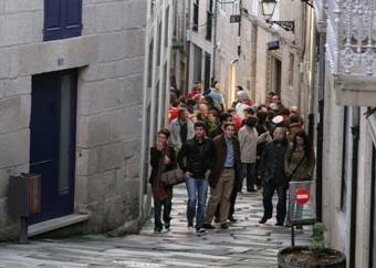 Turistas y visitantes en la rúa Fonteiriña que aglutina buena parte de las tiendas outlet. (Foto: Marcos Atrio.)