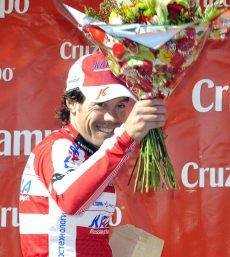 Óscar Freire, con el ramo de flores como ganador de la etapa. (Foto: Miguel Angel Molina.)