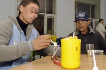 Dos personas comen en un comedor social de Cáritas (Foto: efe)
