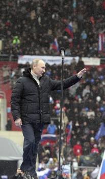  El primer ministro ruso y candidato a la Presidencia, Vladimir Putin, saluda a las más de cien mil personas que asistieron al mitin electoral celebrado en las inmediaciones del estadio olímpico Luzhnikí.