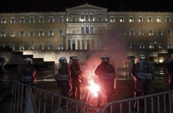 Unos policías antidisturbios hacen guardia durante una manifestación convocada por los dos sindicatos mayoritarios griegos (Foto: EFE)