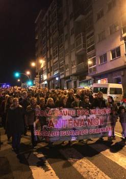 La protesta contra la antena de telefonía móvil, a su paso por Pena Trevinca. (Foto: MARCOS ATRIO)
