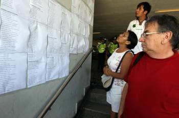 Familiares buscan los nombres en las listas de heridos en el accidente de tren en Buenos Aires. (Foto: C. DE LUCA)