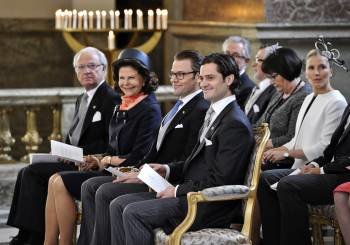 El rey Carlos XVI Gustavo de Suecia (izda), la reina Silvia (2ºizda), el príncipe Daniel (3ºizda), y el príncipe Carlos Felipe de Suecia asisten al 'Te Deum' celebrado en la iglesia del Palacio Real de Estocolmo .