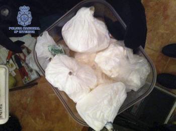  Foto cedida por la Policía Nacional de los más de 10 kilos de hachís, 630 gramos de cocaína y casi 100.000 euros en metálico intervenidos en una vivienda de Las Palmas de Gran Canaria tras la detención de su dueño.