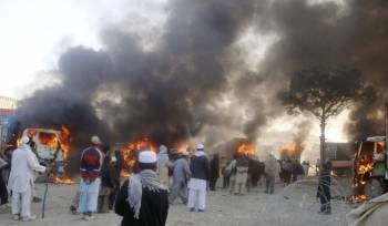 Vehículos arden durante una protesta contra la presunta quema de ejemplares del 'Corán' por parte de tropas estadounidenses, en Khost, Afganistán, hoy, viernes, 24 de febrero de 2012. EFE/Shah Noorani