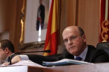 El nuevo presidente de la Diputación, Manuel Baltar, en el pleno. Es la primera sesión que dirige, tras su toma de posesión a comienzos de mes. (Foto: FOTOS: XESÚS FARIÑAS)