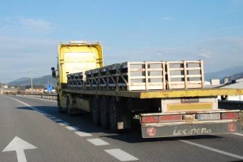 Un camión transporta una partida de pizarra por la carretera N-120, en Valdeorras. (Foto: LUIS BLANCO)