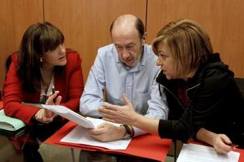 Soraya Rodríguez, Alfredo Pérez Rubalcaba y Elena Valenciano, analizando las enmiendas. (Foto: MONDELO)