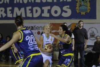 Julia Tornberg intenta anotar una canasta en el partido ante el Universitario de Ferrol. (Foto: M. ÁNGEL)