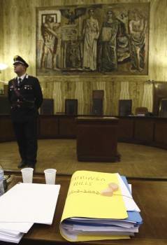 Documentos del abogado del ex primer ministro italiano Silvio Berlusconi Niccolo Ghedini en el Tribunal de Milán donde se declaró prescrito el cargo por corrupción (Foto: EFE)