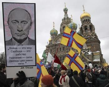 Una multitud participa en una manifestación que exige unas elecciones limpias y protesta contra el primer ministro ruso, Vladimir Putin (Foto: EFE)