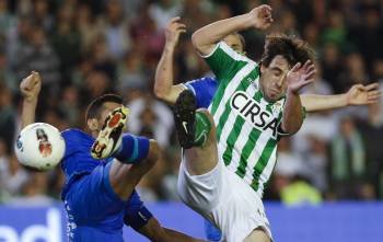 - El centrocampista del Real Betis Benat Etxebarría (d) lucha por el balón con el mediocentro del Getafe CF Javier Casquero (Foto: EFE)
