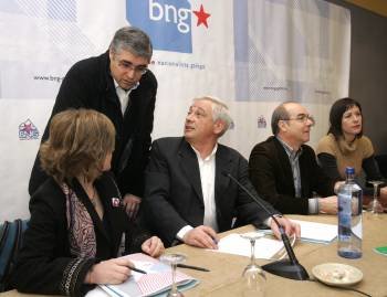 Guillerme Vázquez conversa con Carlos Aymerich, durante la reunión del Consello Nacional del BNG. (Foto: XOÁN REY)