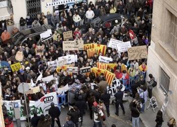 Manifestantes concentrados ante el Juzgado de Palma de Mallorca. (Foto: ISAAC BUJ)
