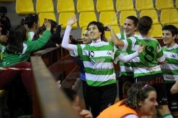 Las jugadores del Cidade das Burgas celebran uno de los cinco goles que le hicieron al Rubí. (Foto: JAINER BARROS)