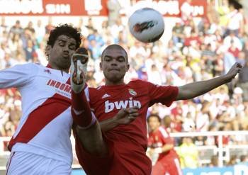 Pepe pelea por el balón (Foto: EFE)