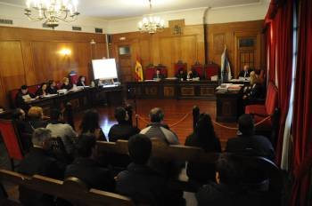 A la izquierda, un grupo de letrados, en un juicio celebrado en la Audiencia de Ourense. (Foto: MARTIÑO PINAL)