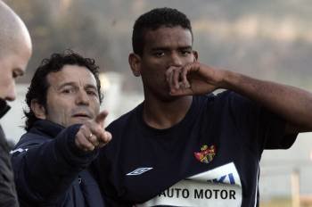 Luisito da indicaciones al brasileño Amilton, que sustituyó a Sanginés en el minuto 60. (Foto: DXT CAMPEÓN)