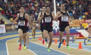 Kevin López, Antonio Reina y Luis Alberto Marco, durante los últimos metros de la final de 800. (Foto: A. GARCÍA)