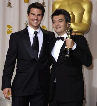 El actor estadoundiense Tom Cruise posa con el productor francés Thomas Langmann 