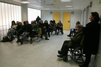 Pacientes en una sala de espera del CHUO. (Foto: MARCOS ATRIO)