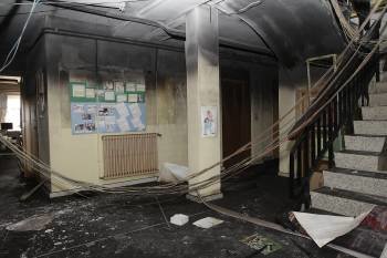 Estado en el que quedó el interior del colegio de Cea tras el fuego que se declaró en su interior.  (Foto: MIGUEL ÁNGEL)