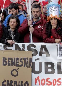 Funcionarios protestando ante la sede del Parlamento Gallego. (Foto: LAVANDEIRA)