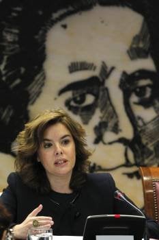 La vicepresidenta del Gobierno, Soraya Sáenz de Santamaría, durante su comparecencia. (Foto: MONDELO)