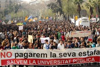 Miles de personas, la mayoría estudiantes y personal universitario,han iniciado hoy en la plaza Universitat de Barcelona una multitudinaria manifestación. EFE/Alejandro García