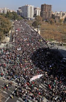 Miles de universitarios y estudiantes de secundaria se manifiestan en Valencia. EFE