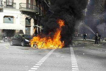 Un coche y diversos contenedores arden durante los incidentes en Barcelona. (Foto: ALEJANDRO GARCÍA)