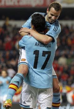 Soldado celebra un gol con el defensa Arbeloa. (Foto: JORGE ZAPATA)